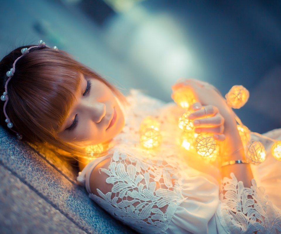 Обои девушка, платье, азиатка, гирлянда, фонарики, боке, girl, dress, asian, garland, lanterns, bokeh разрешение 2048x1365 Загрузить