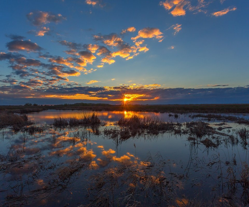 Обои небо, облака, болото, закат, отражение, урал, the sky, clouds, swamp, sunset, reflection, ural разрешение 2472x1648 Загрузить