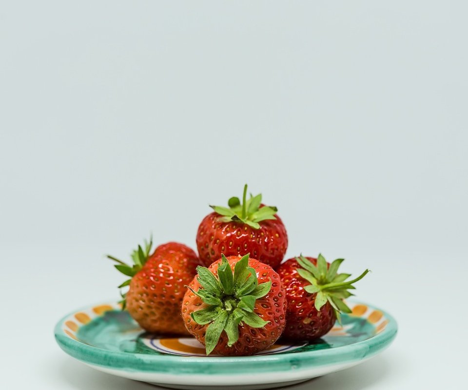Обои фон, клубника, блюдце, ягоды, background, strawberry, saucer, berries разрешение 2048x1242 Загрузить