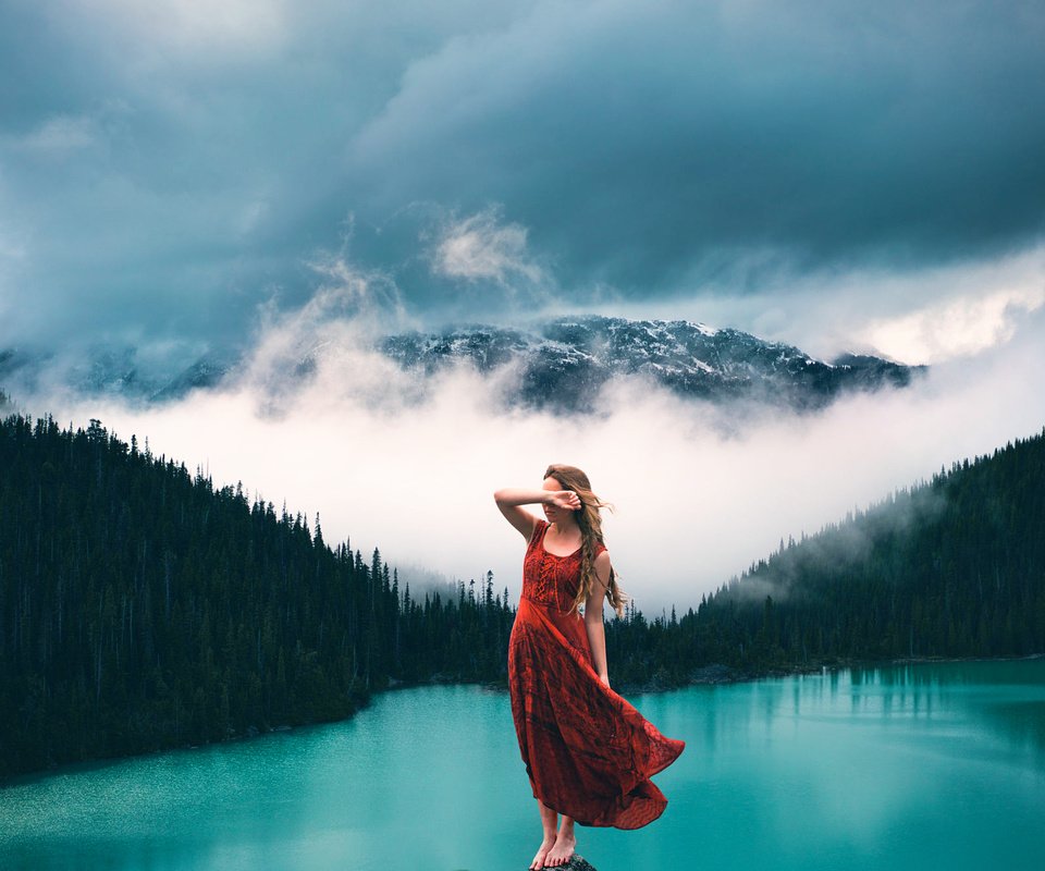 Обои облака, lizzy gadd, озеро, лес, девушка, платье, туман, гора, модель, clouds, lake, forest, girl, dress, fog, mountain, model разрешение 2000x1334 Загрузить