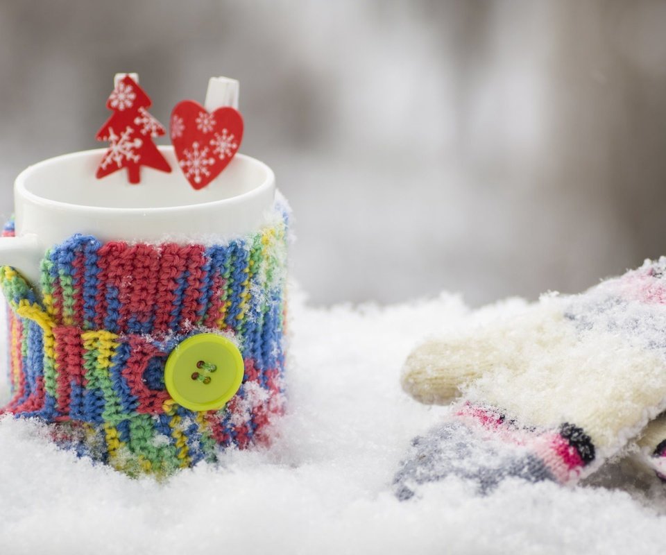 Обои снег, зима, кофе, кружка, чай, варежки, snow, winter, coffee, mug, tea, mittens разрешение 1920x1200 Загрузить