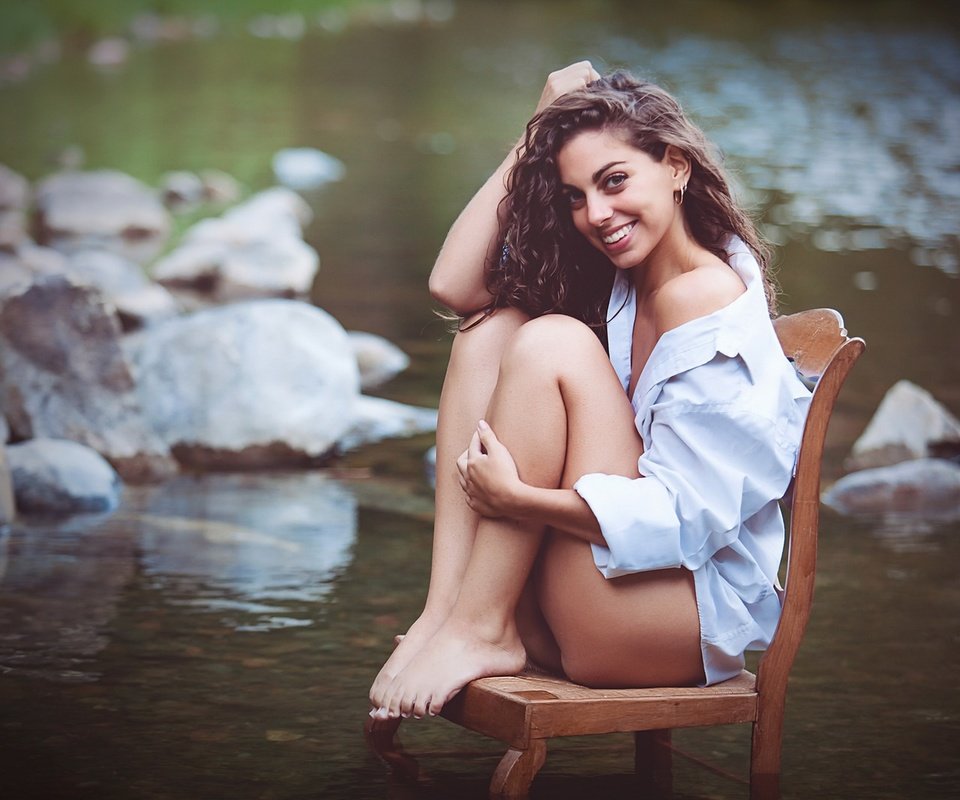 Обои озеро, девушка, настроение, улыбка, стул, ножка, clara, lake, girl, mood, smile, chair, leg разрешение 1920x1279 Загрузить