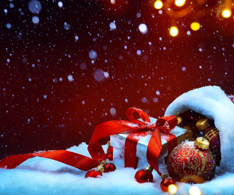 Обои снег, новый год, украшения, подарок, рождество, елочные игрушки, snow, new year, decoration, gift, christmas, christmas decorations разрешение 2880x1800 Загрузить