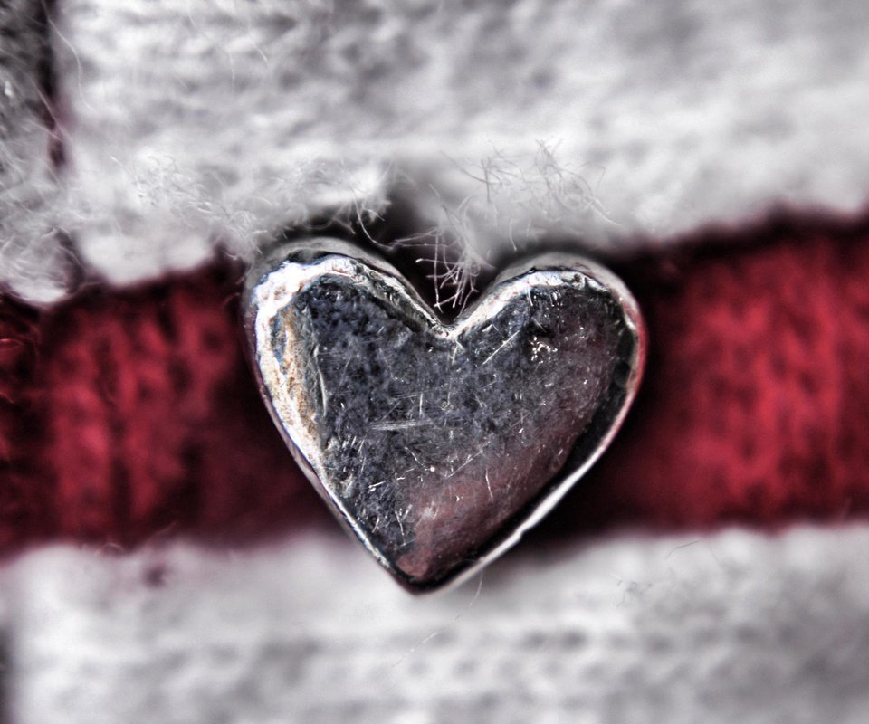 Обои макро, сердечко, сердце, серебро, macro, heart, silver разрешение 4091x2122 Загрузить