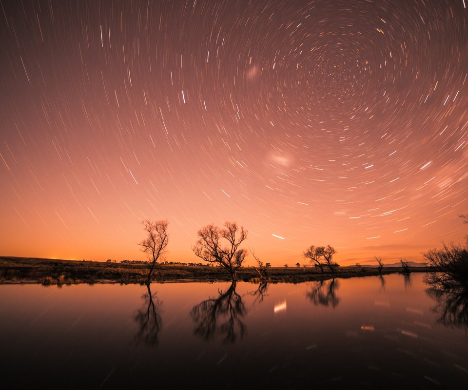 Обои небо, ночь, деревья, вода, река, природа, отражение, звезды, the sky, night, trees, water, river, nature, reflection, stars разрешение 5472x3648 Загрузить