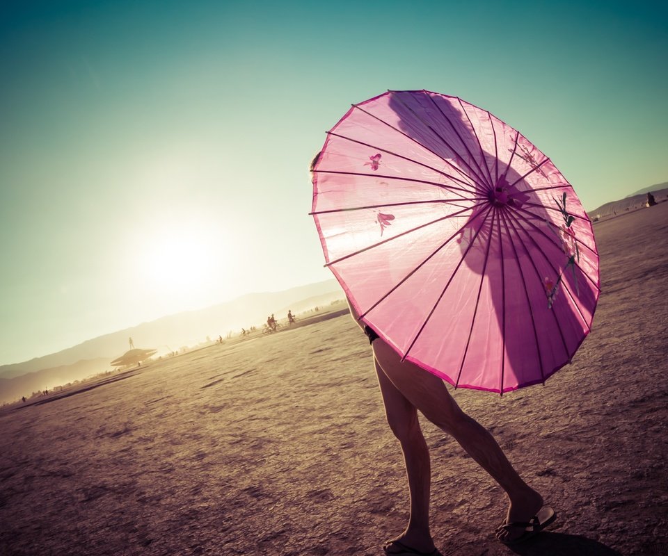 Обои небо, солнечный свет, девушка, trey ratcliff, поза, пляж, закат солнца, ножки, зонтик, бикини, the sky, sunlight, girl, pose, beach, sunset, legs, umbrella, bikini разрешение 3743x2727 Загрузить