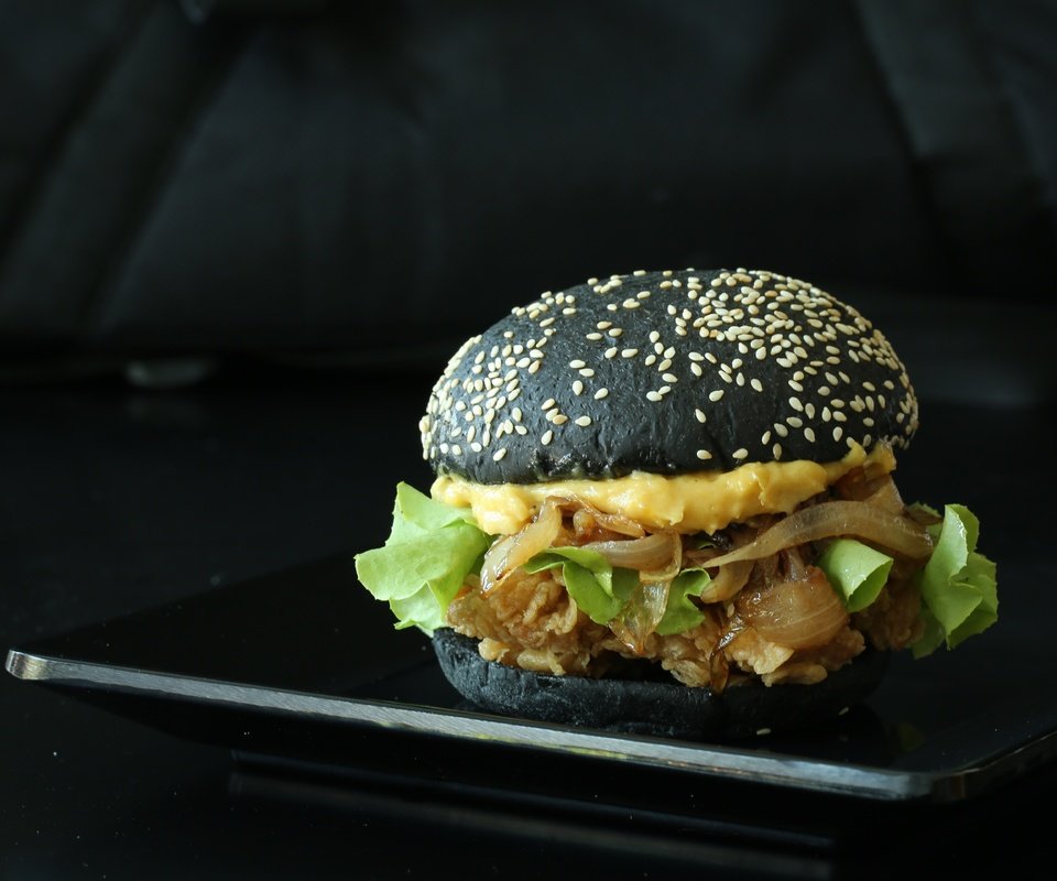Обои гамбургер, черный фон, булочка, бургер, кунжут, hamburger, black background, bun, burger, sesame разрешение 5760x3840 Загрузить