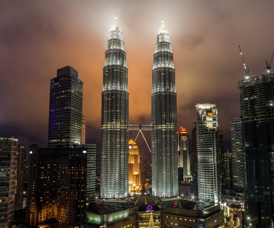 Обои ночь, город, башни, малайзия, куала-лумпур, night, the city, tower, malaysia, kuala lumpur разрешение 1920x1080 Загрузить