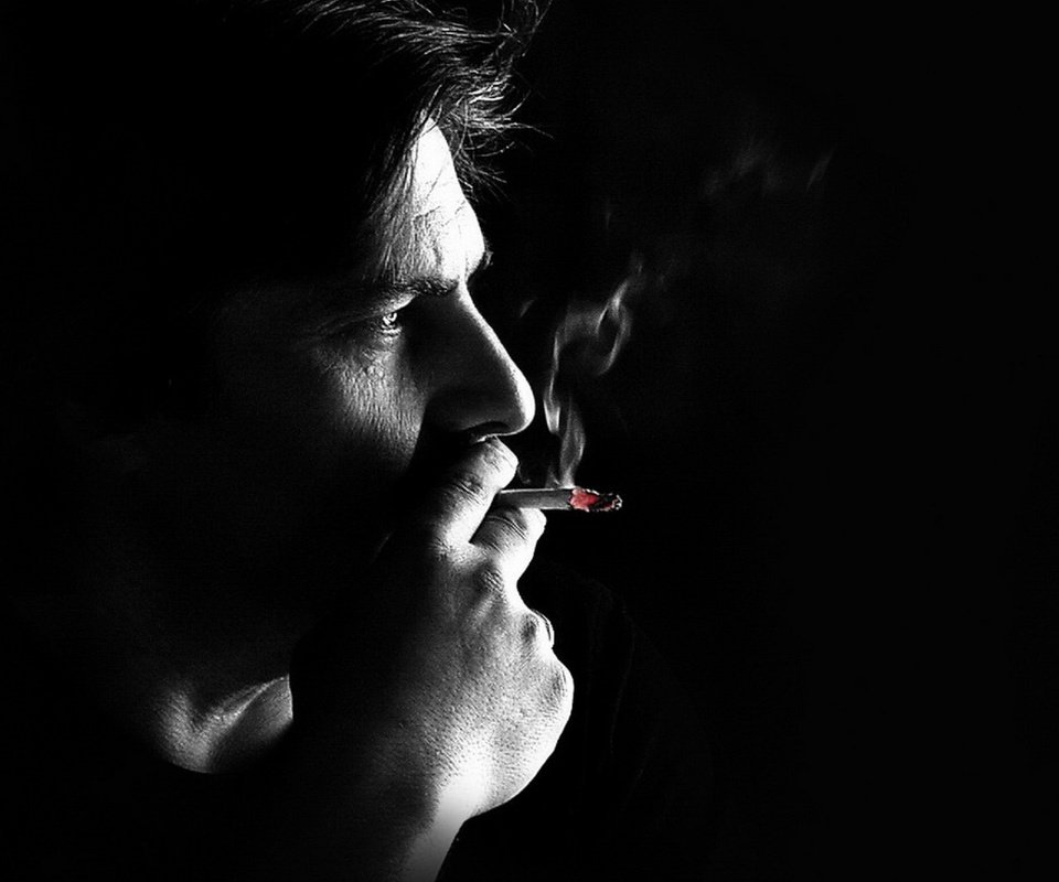 Обои дым, курит, черный фон, лицо, мужчина, сигарета, smoke, smokes, black background, face, male, cigarette разрешение 1920x1920 Загрузить