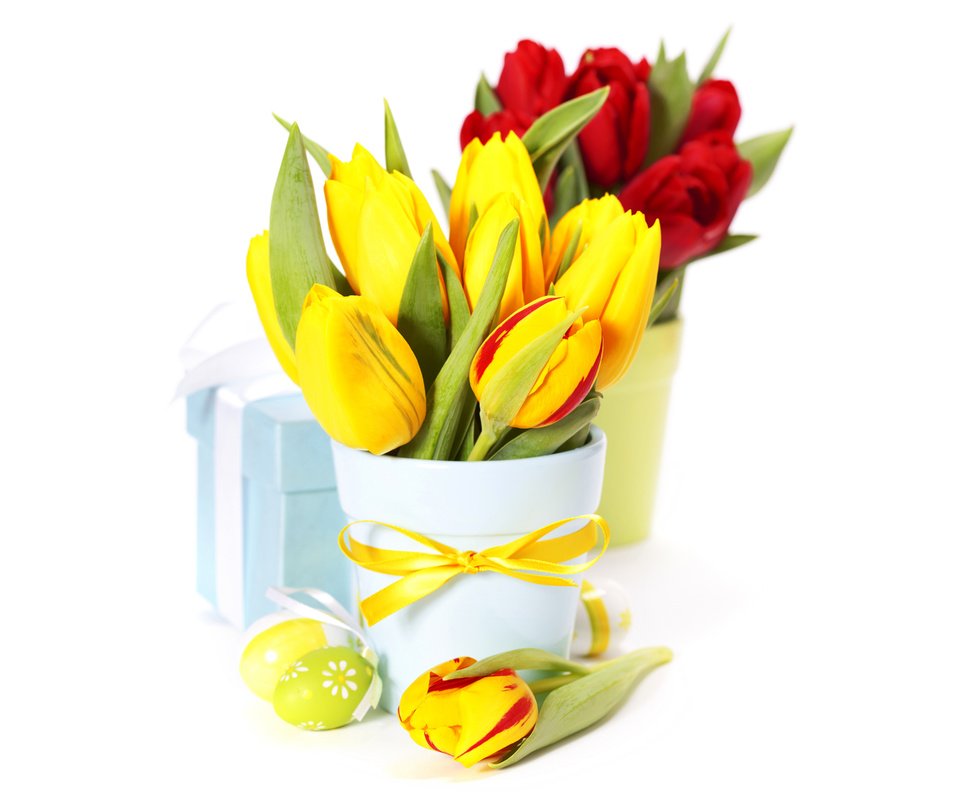 Обои цветы, подарки, букет, тюльпаны, ваза, пасха, яйца, бантик, flowers, gifts, bouquet, tulips, vase, easter, eggs, bow разрешение 6000x4800 Загрузить