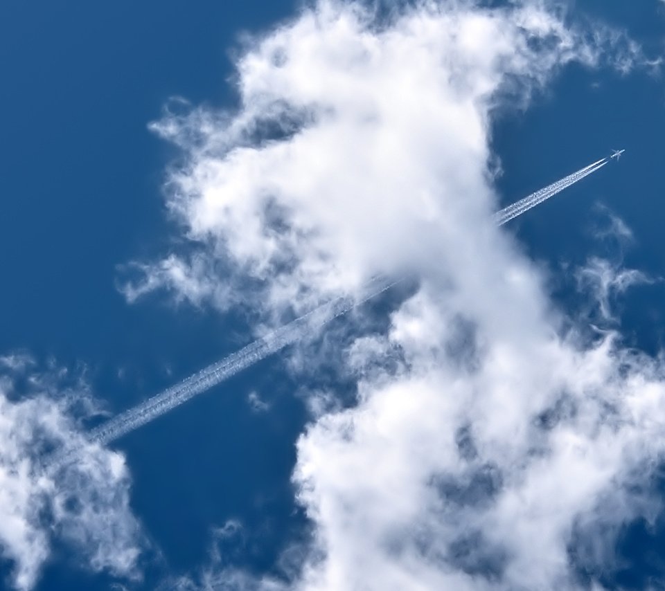 Обои облака, самолет, след, clouds, the plane, trail разрешение 1920x1200 Загрузить