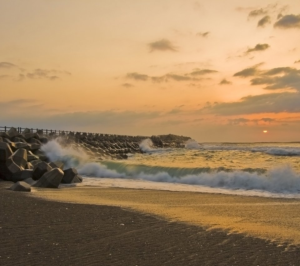 Обои солнце, берег, волны, закат, море, песок, причал, misawa, the sun, shore, wave, sunset, sea, sand, pier разрешение 2560x1600 Загрузить