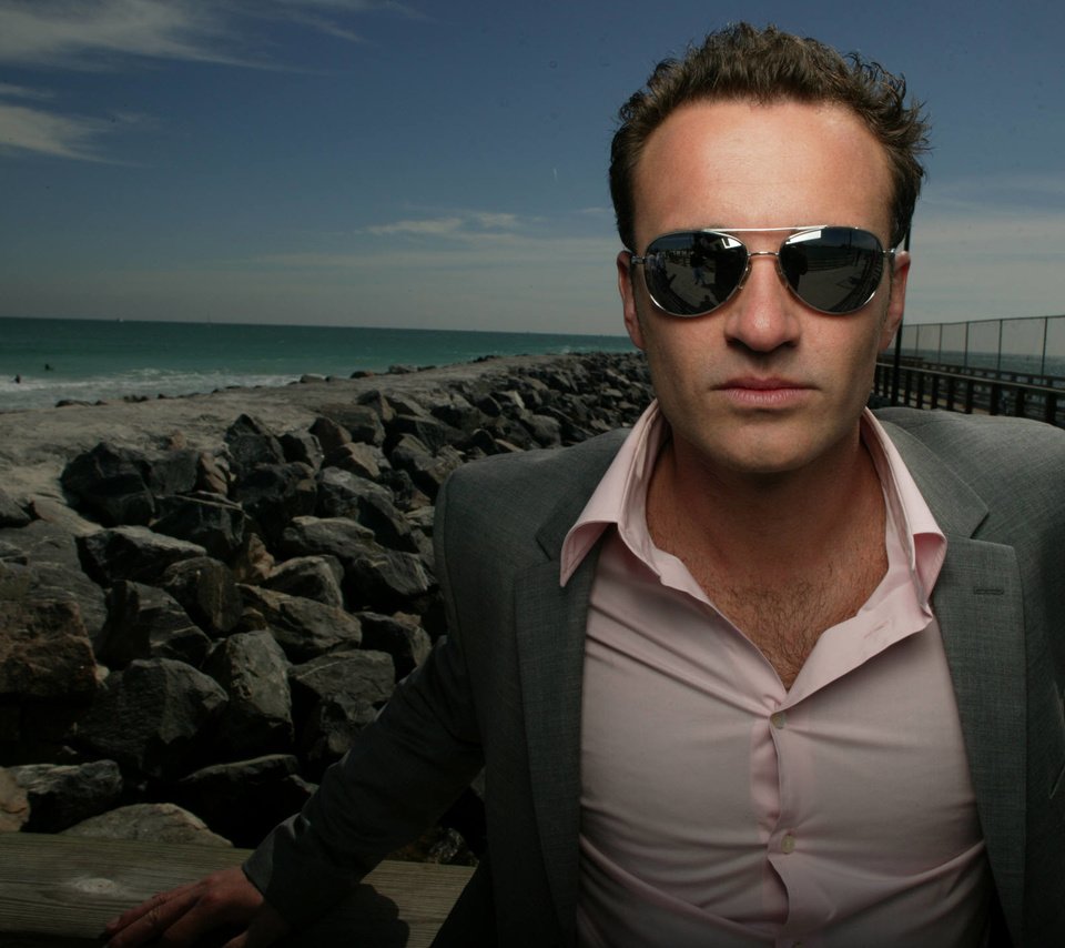 Обои камни, море, актёр, джулиан макмэхон, stones, sea, actor, julian mcmahon разрешение 1920x1440 Загрузить