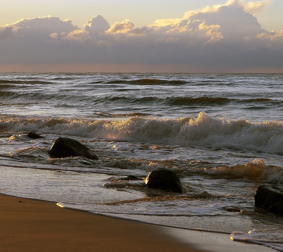 Обои небо, вода, камни, волны, закат, горизонт, брызги, прибой, the sky, water, stones, wave, sunset, horizon, squirt, surf разрешение 1920x1200 Загрузить