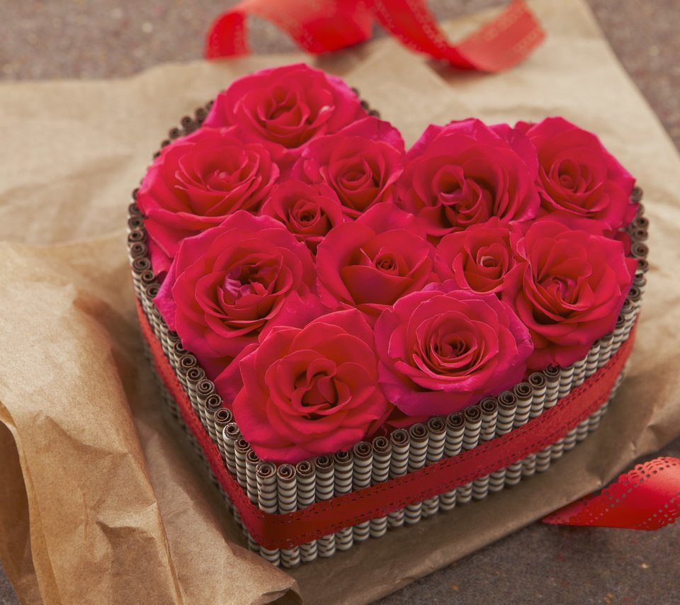 Обои цветы, розы, сердце, подарок, праздник, flowers, roses, heart, gift, holiday разрешение 2560x1600 Загрузить