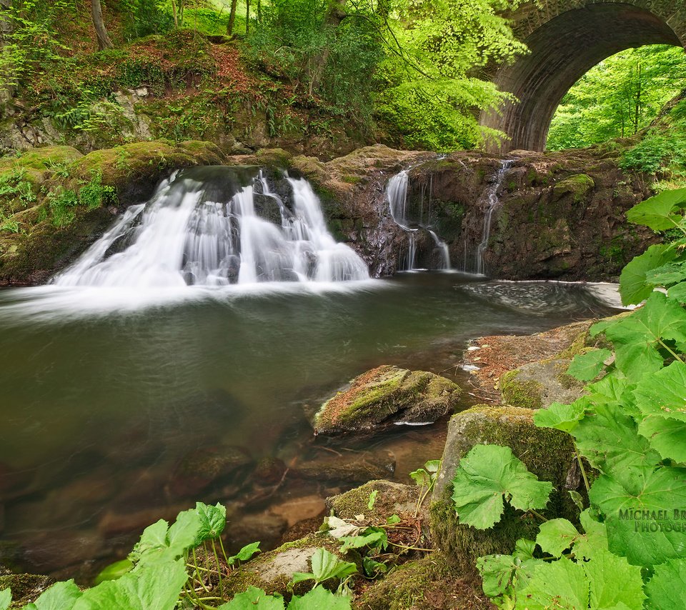 Обои камни, пейзаж, мост, водопад, водоем, арка, stones, landscape, bridge, waterfall, pond, arch разрешение 1920x1200 Загрузить