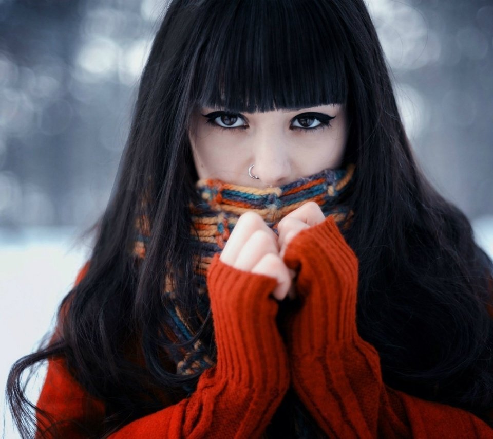 Обои зима, девушка, брюнетка, взгляд, лицо, свитер, шарф, winter, girl, brunette, look, face, sweater, scarf разрешение 1920x1080 Загрузить