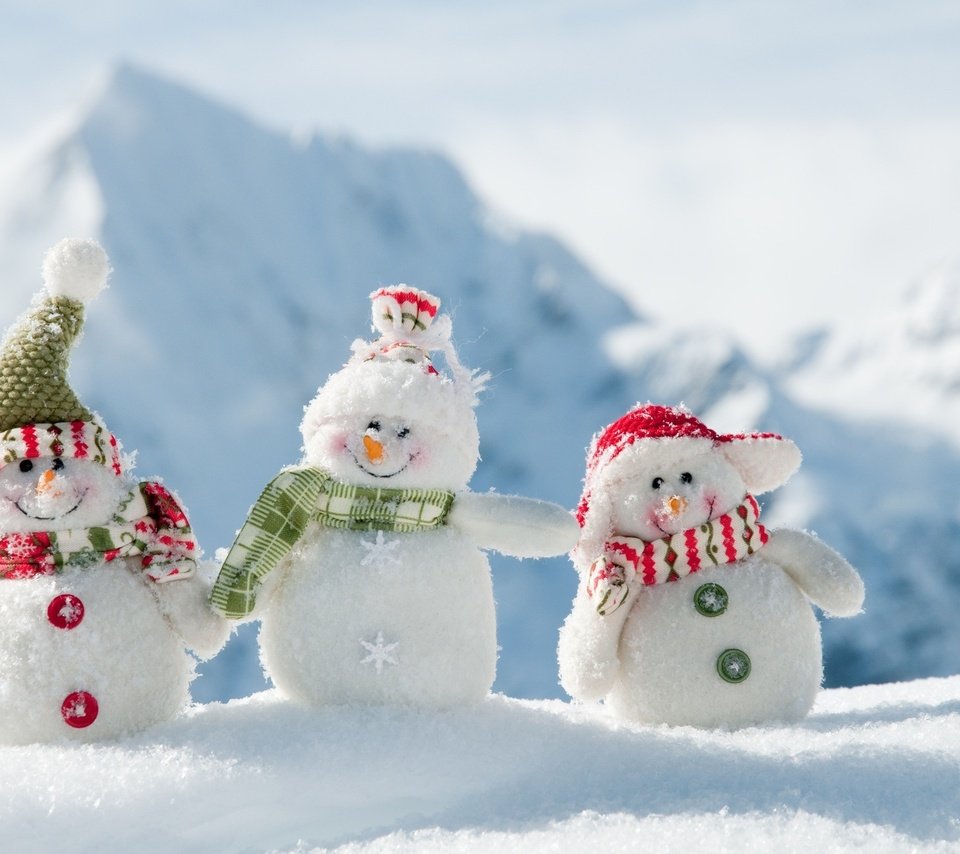 Обои снег, новый год, зима, снеговики, шарфики, шапочки, snow, new year, winter, snowmen, scarves, beanie разрешение 1920x1275 Загрузить