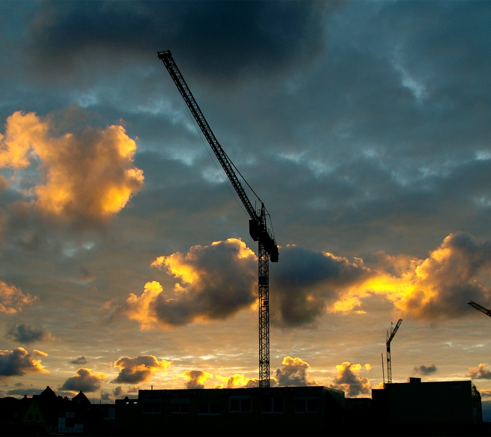 Обои небо, облака, город, кран, the sky, clouds, the city, crane разрешение 1920x1200 Загрузить