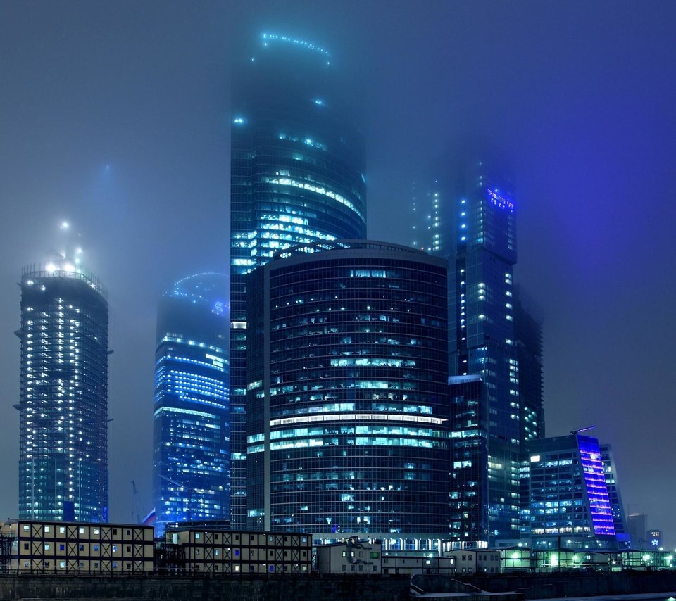 Обои ночь, огни, туман, москва, город, комплекс, night, lights, fog, moscow, the city, complex разрешение 2462x1600 Загрузить