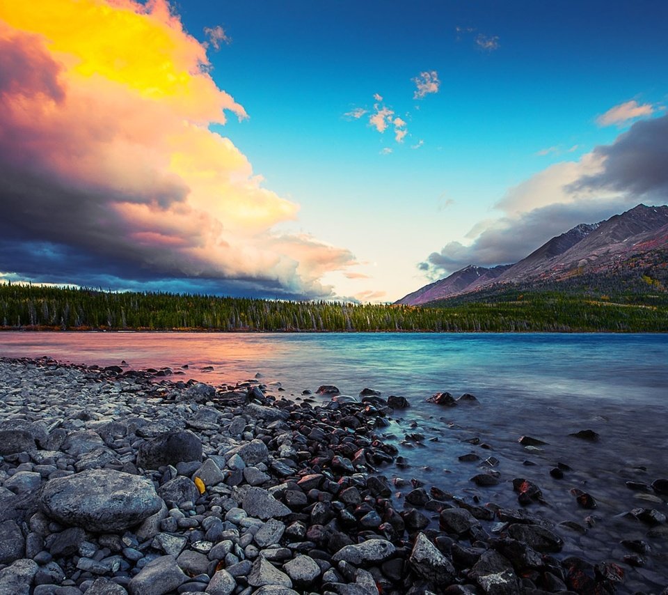 Обои небо, облака, деревья, река, горы, камни, лес, закат, the sky, clouds, trees, river, mountains, stones, forest, sunset разрешение 1920x1200 Загрузить