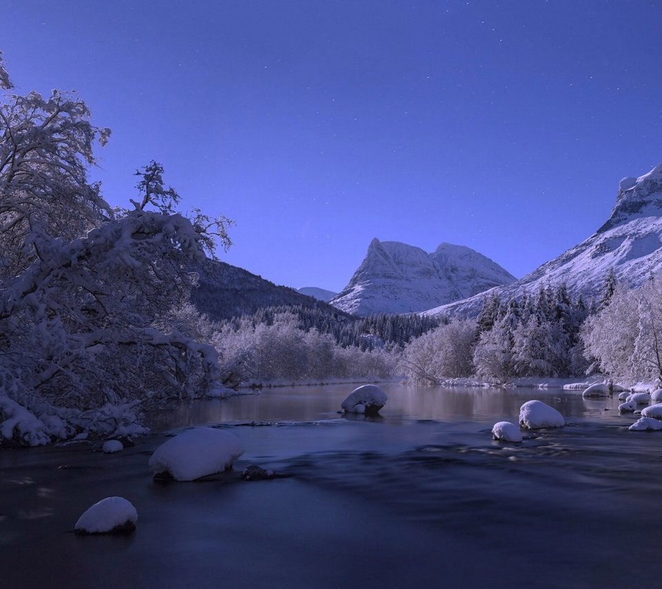 Обои деревья, река, горы, снег, зима, норвегия, trees, river, mountains, snow, winter, norway разрешение 2162x1080 Загрузить