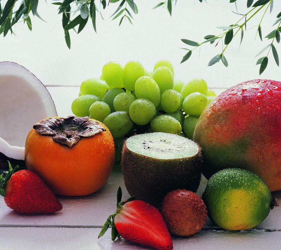 Обои виноград, хурма, фрукты, манго, клубника, ягоды, лайм, киви, кокос, тропические фрукты, grapes, persimmon, fruit, mango, strawberry, berries, lime, kiwi, coconut, tropical fruits разрешение 1920x1200 Загрузить