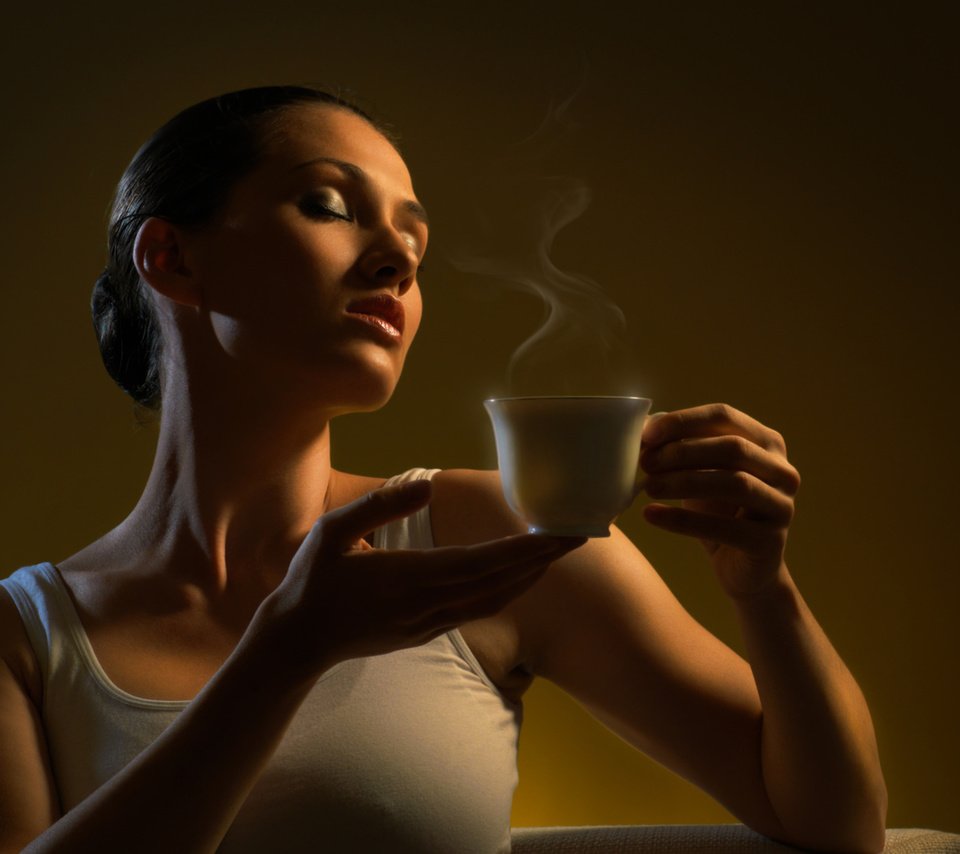 Обои девушка, брюнетка, кофе, чашка, прическа, майка, дымок, girl, brunette, coffee, cup, hairstyle, mike, smoke разрешение 2560x1600 Загрузить