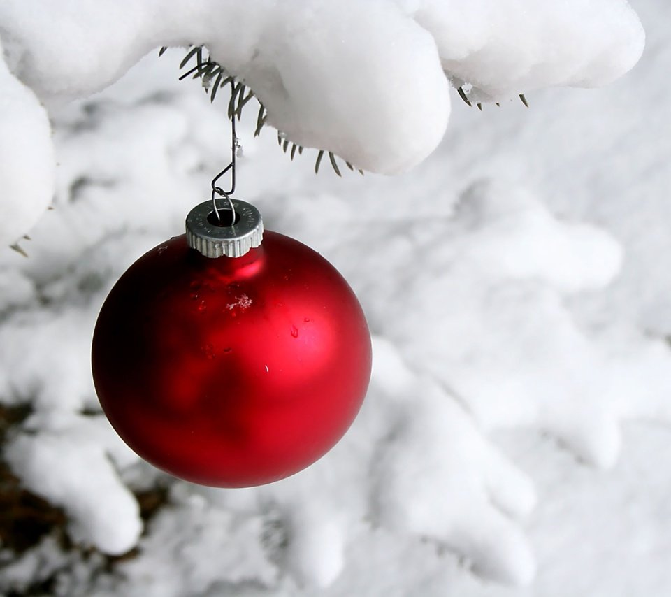 Обои снег, новый год, зима, шар, игрушки, snow, new year, winter, ball, toys разрешение 1936x1452 Загрузить