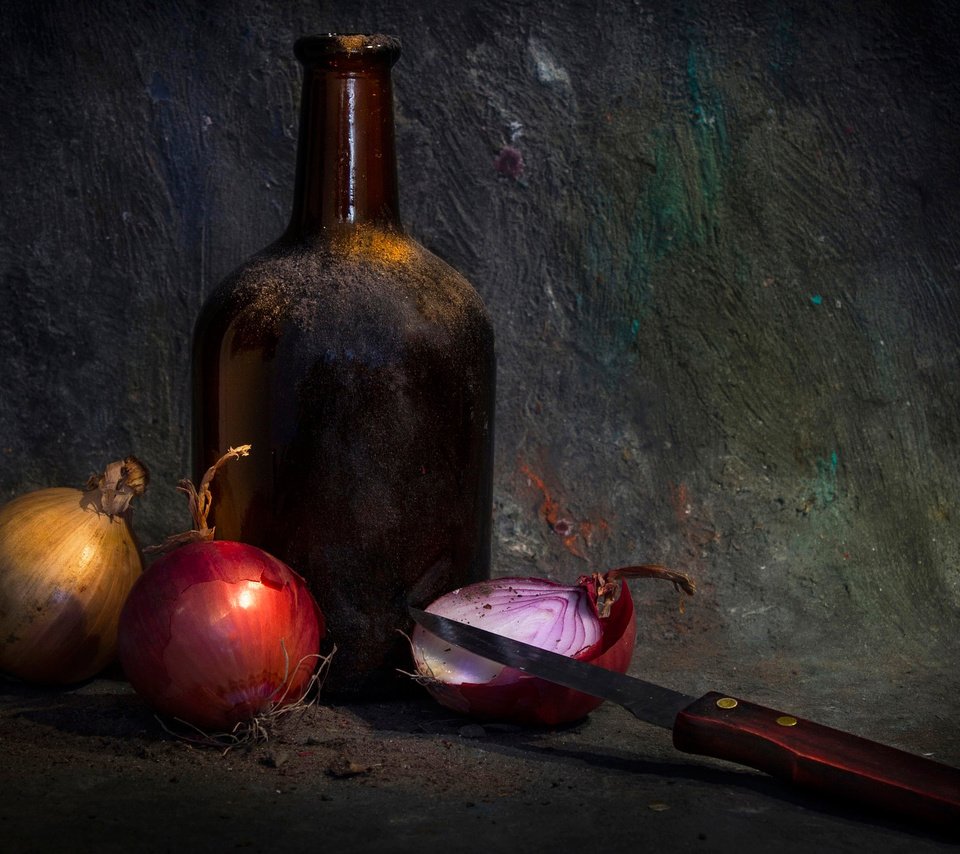 Обои лук, темный фон, бутылка, нож, натюрморт, bow, the dark background, bottle, knife, still life разрешение 2023x1331 Загрузить