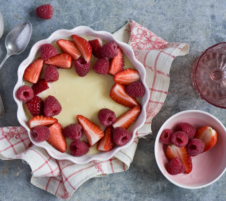 Обои малина, клубника, ягоды, стакан, пирог, anna verdina, ложки, raspberry, strawberry, berries, glass, pie, spoon разрешение 2000x1331 Загрузить