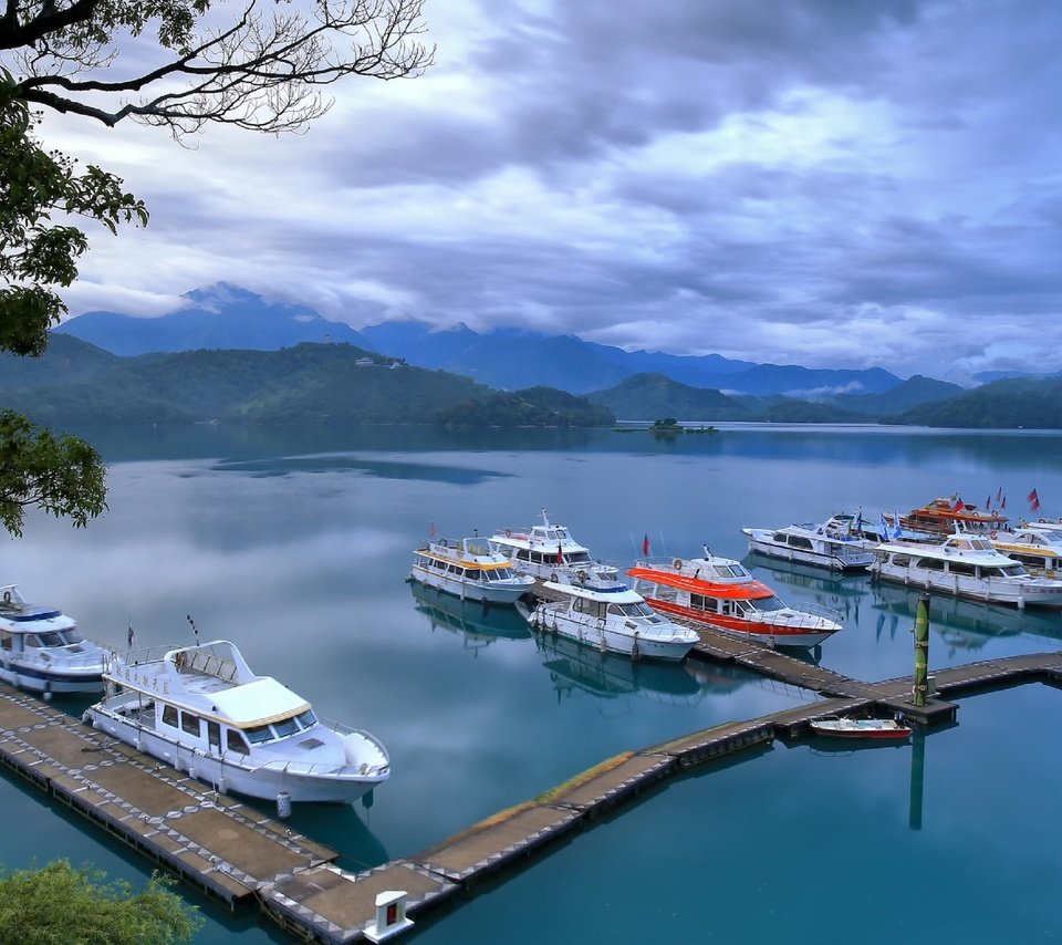 Обои небо, облака, вода, озеро, пейзаж, лодки, пристань, бухта, the sky, clouds, water, lake, landscape, boats, marina, bay разрешение 2560x1600 Загрузить