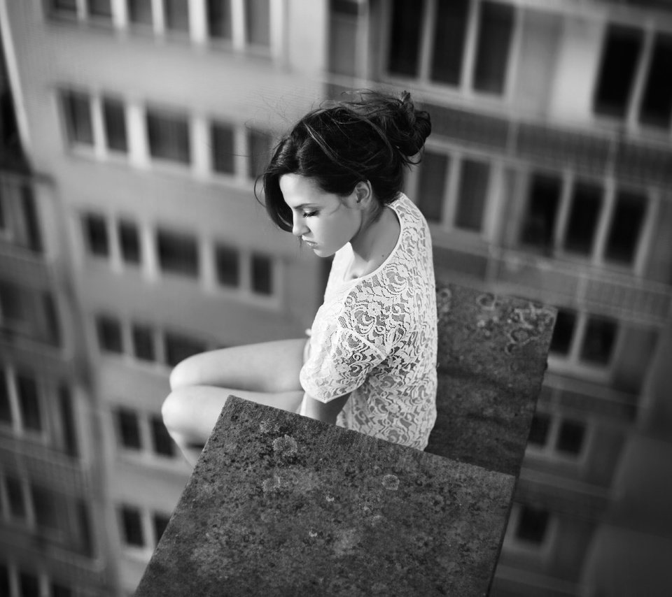 Обои девушка, фото, чёрно-белое, высота, сидит, крыша, дэвид olkarny, girl, photo, black and white, height, sitting, roof, david olkarny разрешение 5852x3980 Загрузить