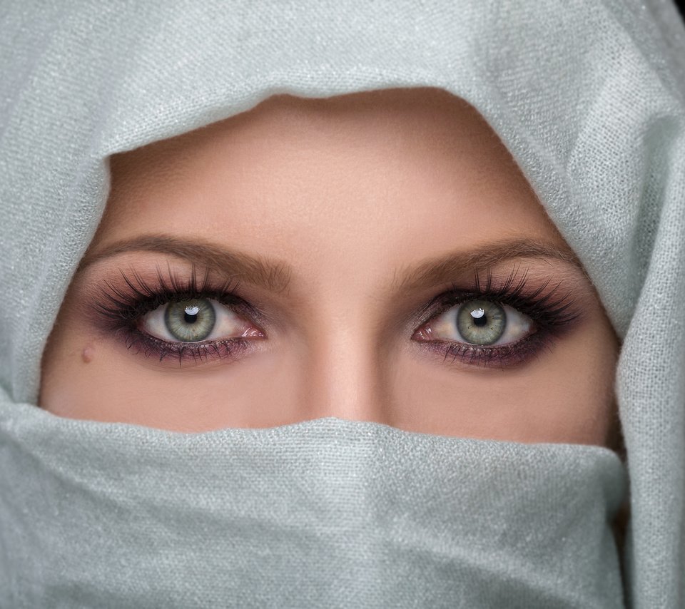 Обои глаза, девушка, взгляд, лицо, родинка, платок, eyes, girl, look, face, mole, shawl разрешение 2048x1365 Загрузить