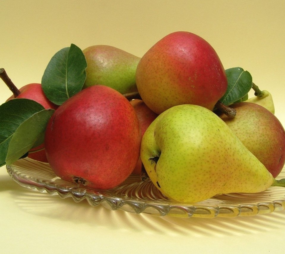 Обои фрукты, желтый фон, тарелка, груши, fruit, yellow background, plate, pear разрешение 1920x1200 Загрузить