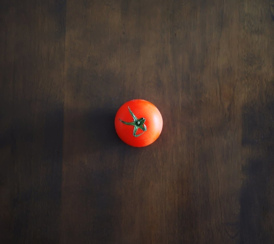 Обои фон, стол, красный, минимализм, тень, овощи, помидор, томат, background, table, red, minimalism, shadow, vegetables, tomato разрешение 2560x1600 Загрузить