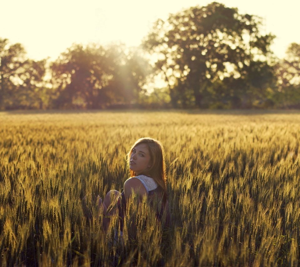 Обои свет, девушка, настроение, блондинка, поле, light, girl, mood, blonde, field разрешение 2560x1600 Загрузить