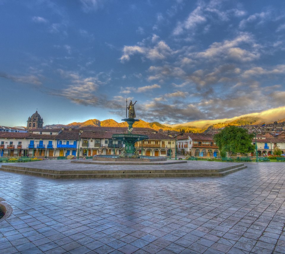 Обои небо, облака, горы, фонтан, площадь, перу, куско, the sky, clouds, mountains, fountain, area, peru, cusco разрешение 2048x1272 Загрузить