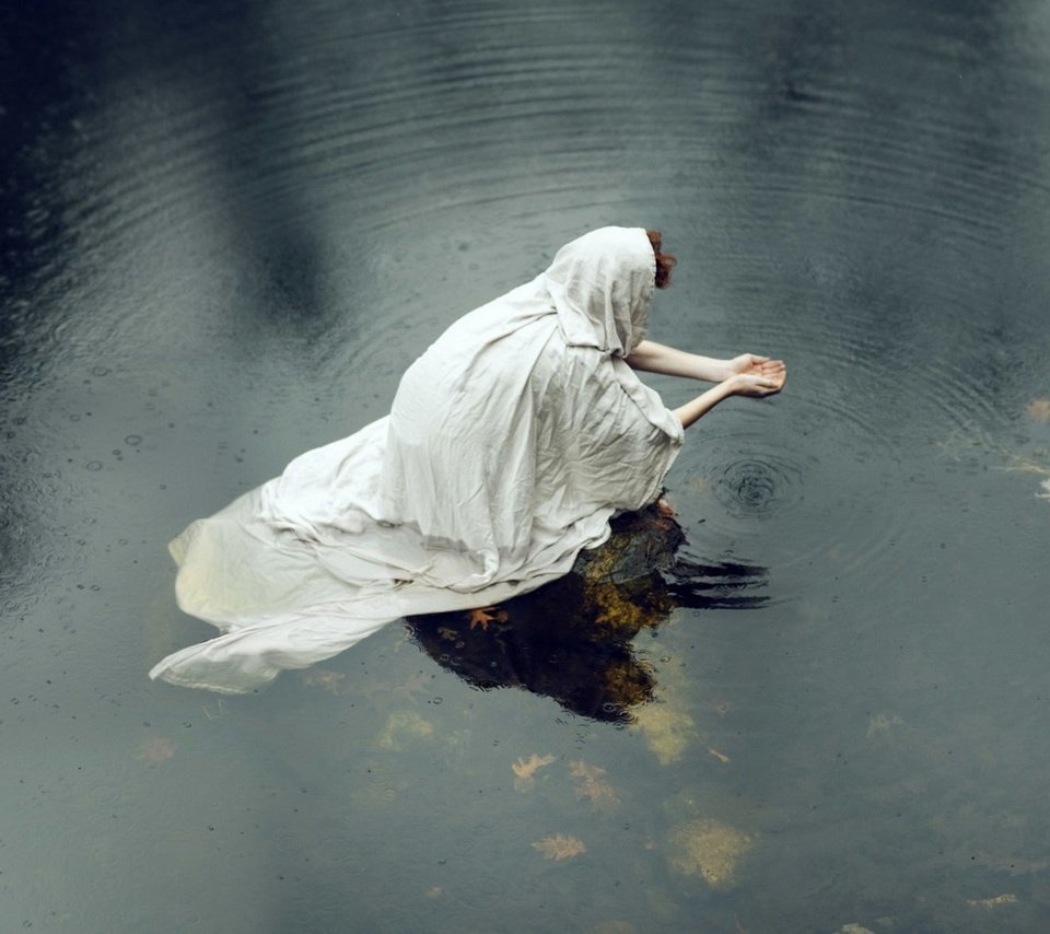 Обои вода, листья, девушка, отражение, дождь, рыжеволосая, water, leaves, girl, reflection, rain, redhead разрешение 1920x1200 Загрузить