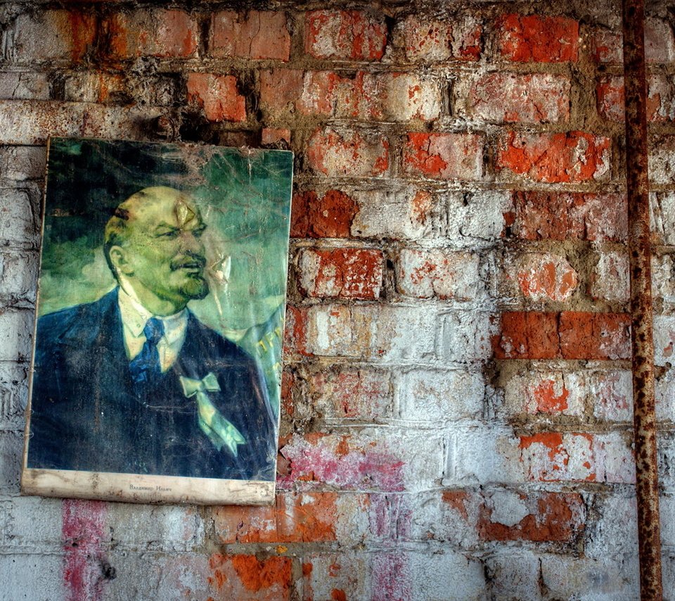 Обои фон, стена, кирпич, ленин, background, wall, brick, lenin разрешение 1920x1322 Загрузить