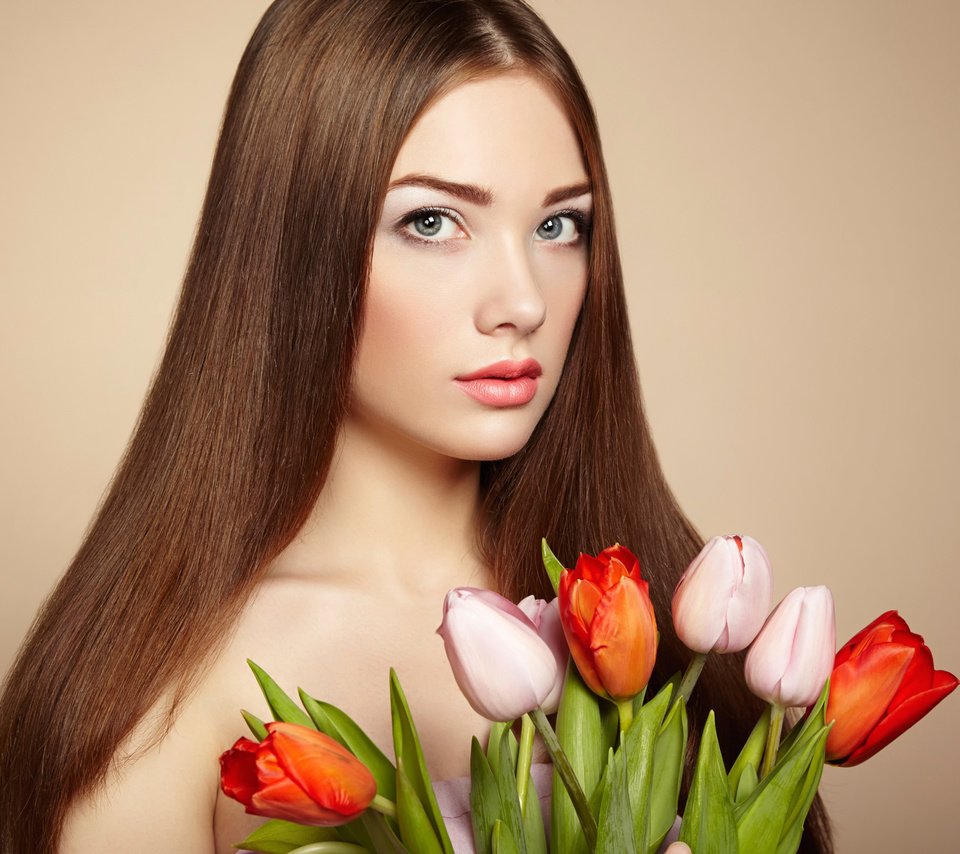 Обои девушка, портрет, взгляд, модель, тюльпаны, шатенка, l, girl, portrait, look, model, tulips, brown hair разрешение 2048x1536 Загрузить