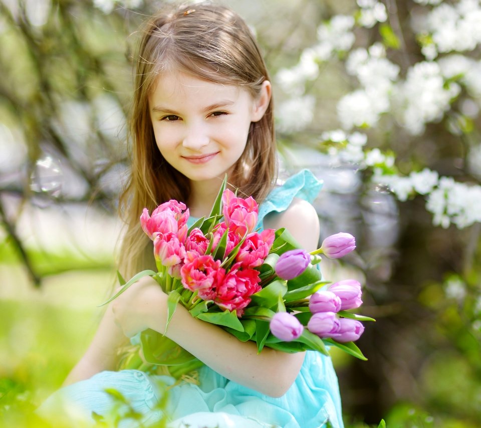 Обои девочка, весна, тюльпаны, ребенок, девочки, маленькая, тульпаны, girl, spring, tulips, child, girls, little разрешение 3000x2320 Загрузить
