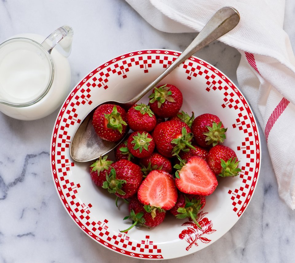 Обои клубника, ягоды, полотенце, тарелка, сливки, ложка, кувшинчик, strawberry, berries, towel, plate, cream, spoon, jug разрешение 4048x2816 Загрузить