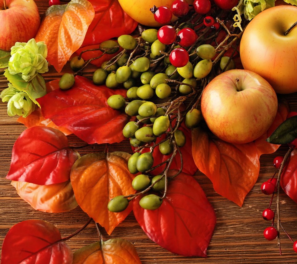 Обои листья,  листья, яблоки, осень, лесные ягоды, урожай, плоды, яблок, натюрморт, осен, leaves, apples, autumn, berries, harvest, fruit, still life разрешение 3740x2850 Загрузить