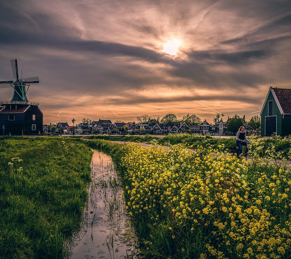 Обои небо, цветы, мельница, дома, through the yellow furrow, the sky, flowers, mill, home разрешение 2000x1335 Загрузить