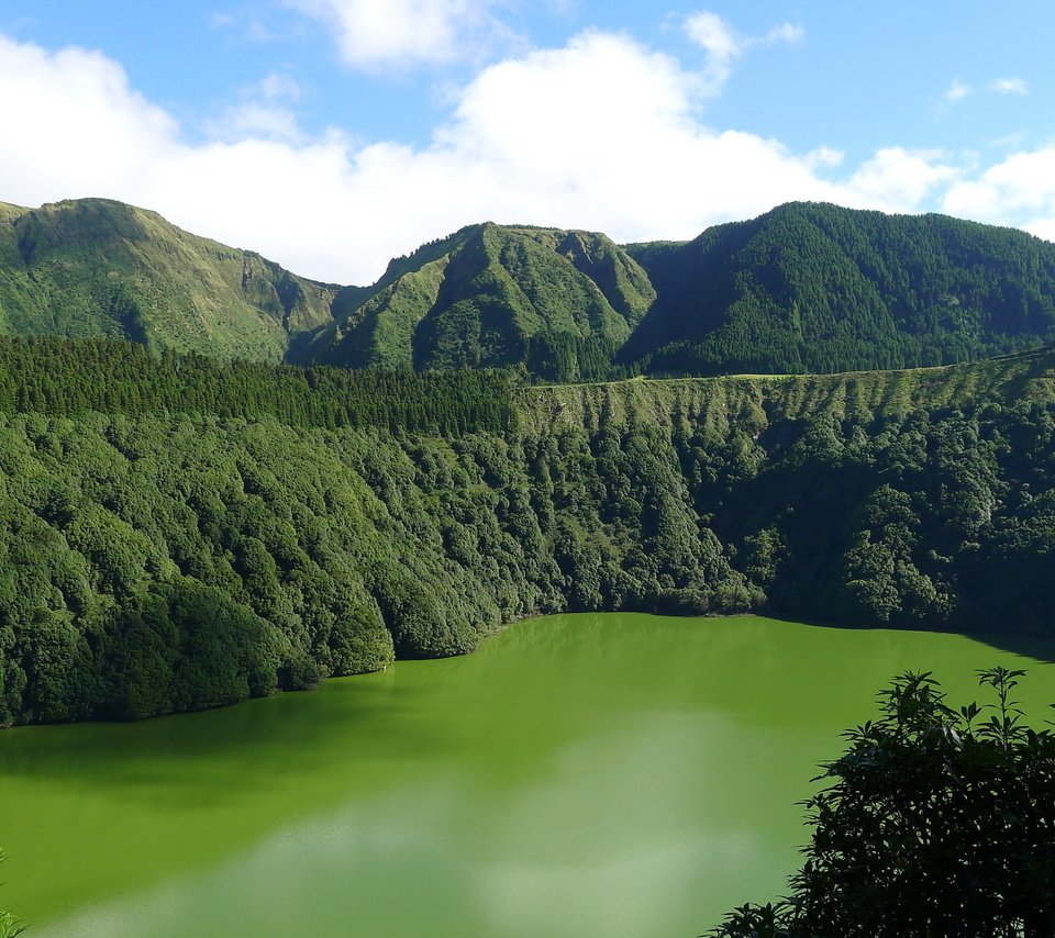 Обои озеро, горы, природа, пейзаж, португалия, азорские острова, lake, mountains, nature, landscape, portugal, azores разрешение 2436x1370 Загрузить