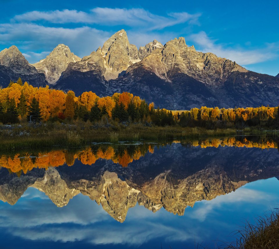 Обои небо, облака, озеро, горы, лес, отражение, осень, the sky, clouds, lake, mountains, forest, reflection, autumn разрешение 2048x1327 Загрузить