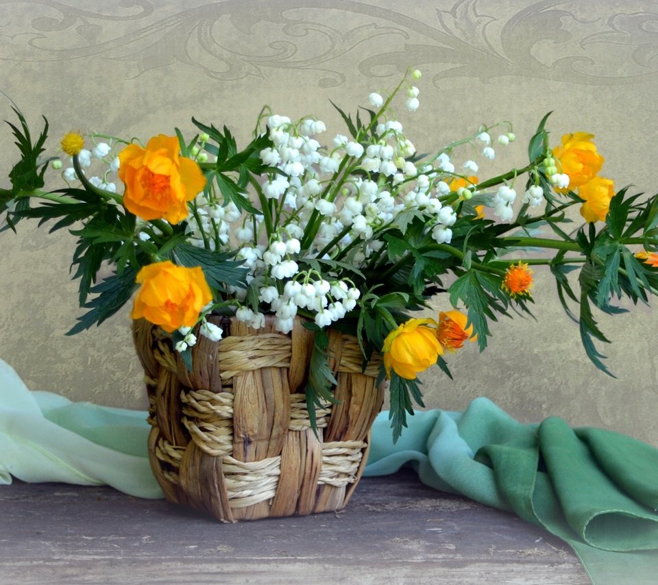 Обои ландыши, букет, корзина, калужница, lilies of the valley, bouquet, basket, marigold разрешение 1920x1272 Загрузить