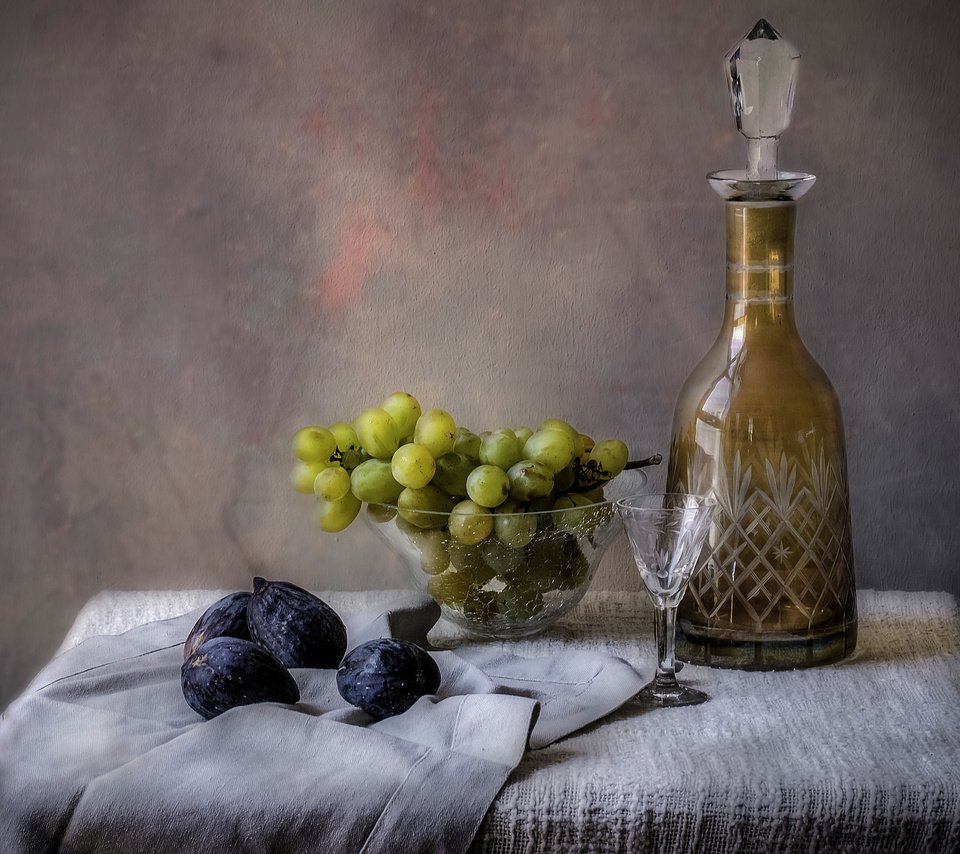 Обои виноград, ваза, натюрморт, графин, инжир, рюмка, grapes, vase, still life, decanter, figs, glass разрешение 4292x2814 Загрузить