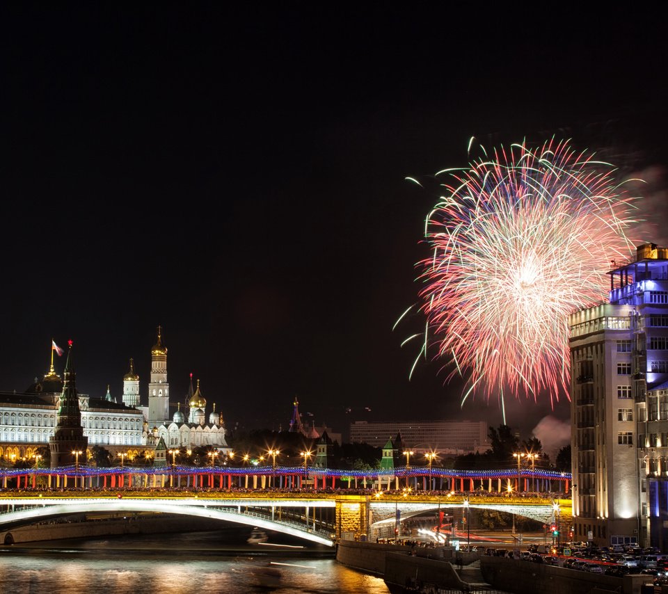 Обои ночь, река, москва, салют, кремль, мост, россия, night, river, moscow, salute, the kremlin, bridge, russia разрешение 5616x3744 Загрузить